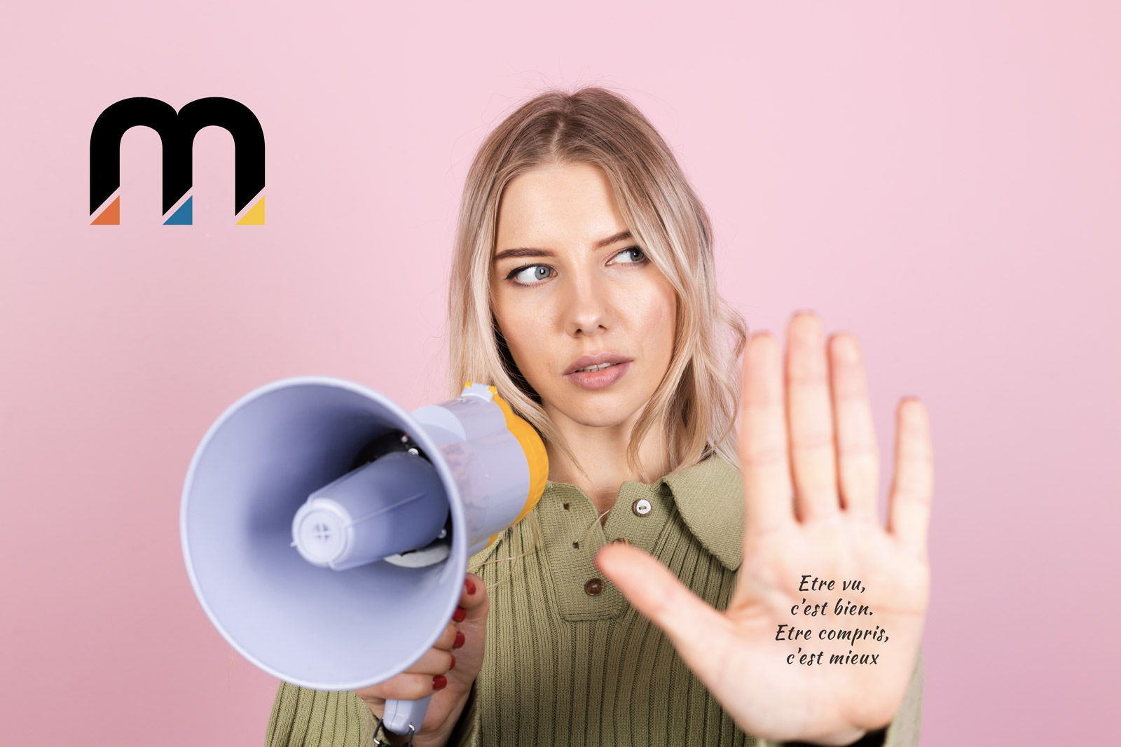 visuel d'une femme tenant un porte voix de la main gauche et sa main droite fait le signe stop