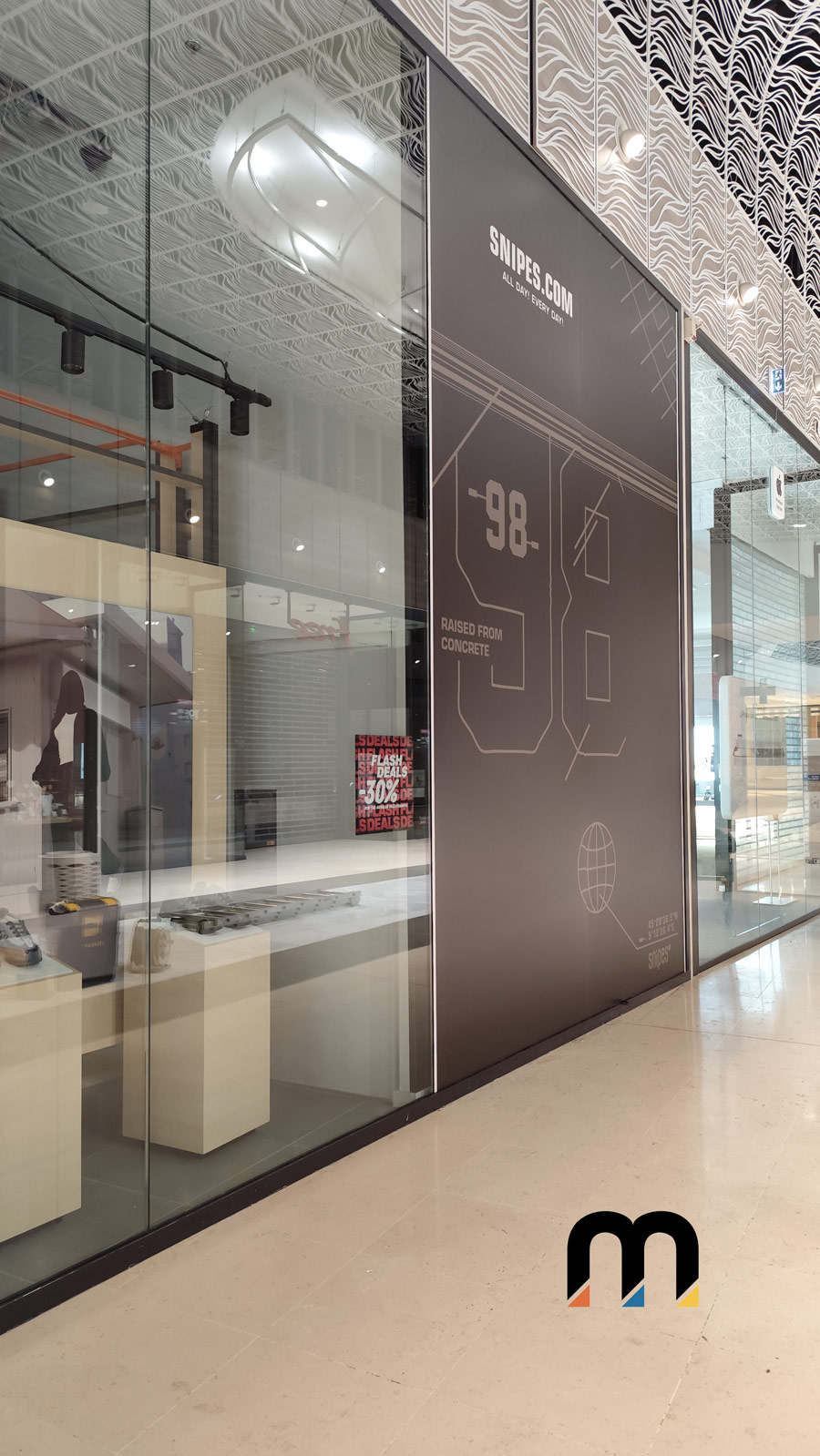 Habillage et signalétique de vitrine réalisés par JAM Studio