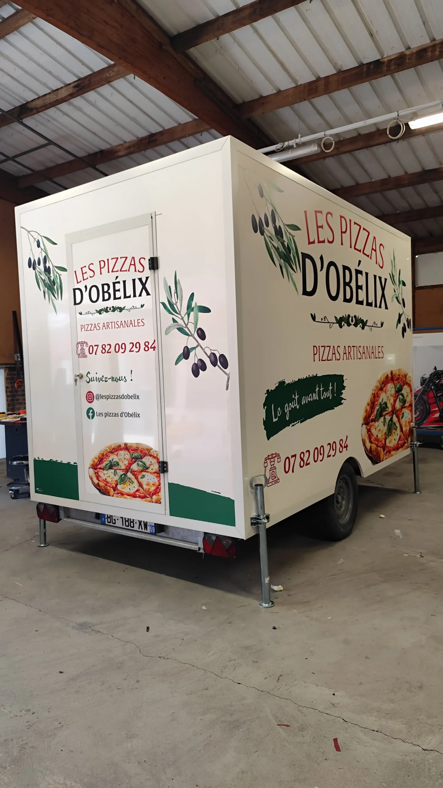 Marquage professionnel d'une remorque à pizza Les Pizzas d'Obélix réalisé par JAM Studio