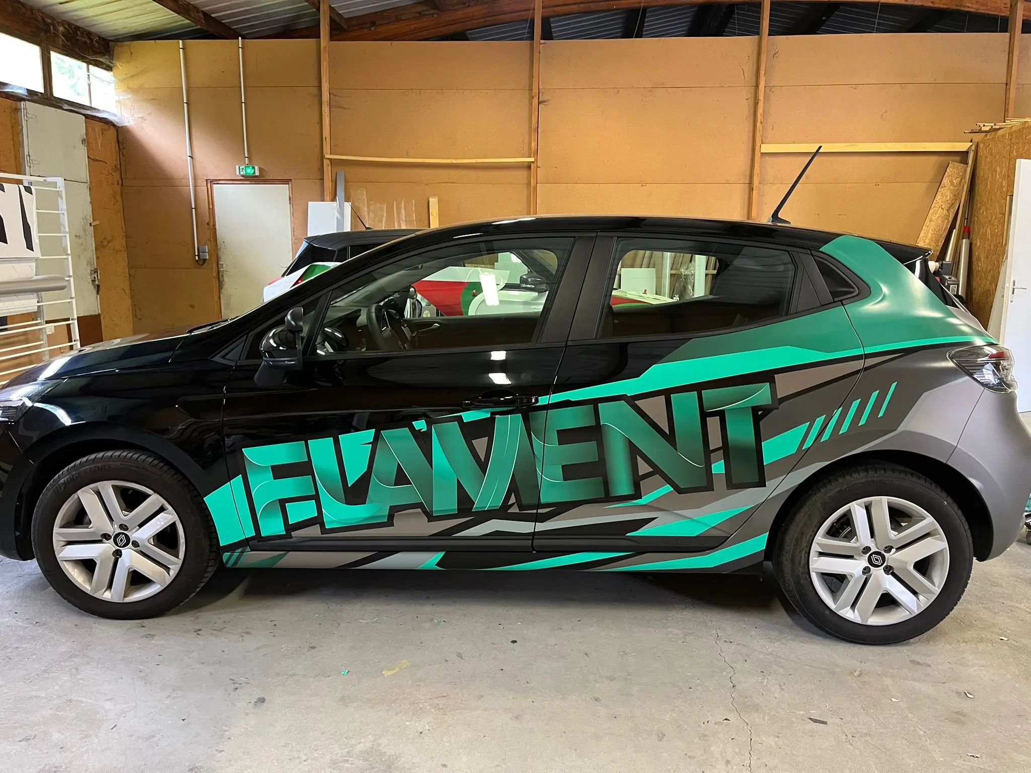 Marquage publicitaire d'un véhicule Auto-école Flament réalisé par JAM Studio