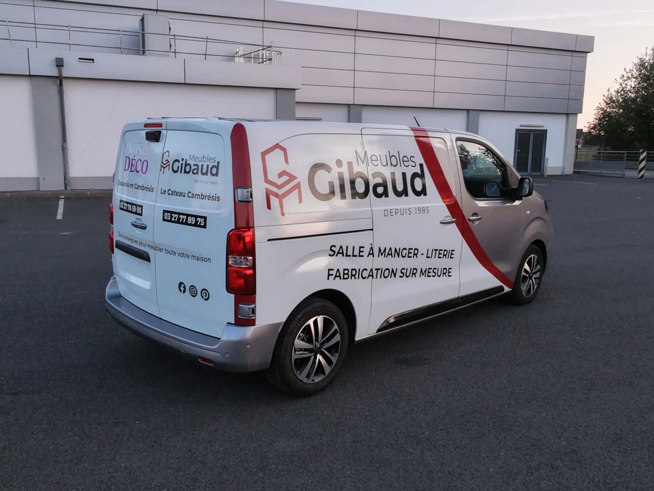 Marquage professionnel du véhicule Meubles Gibaud réalisé par JAM Studio